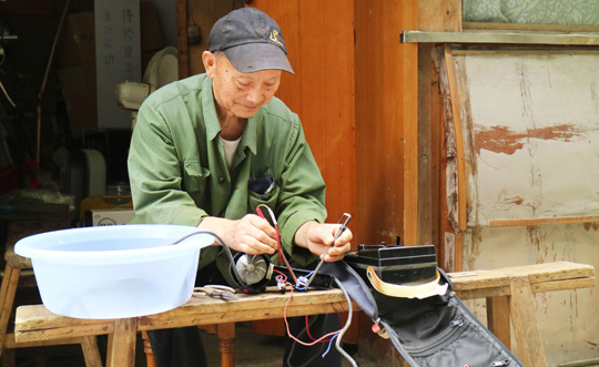 一位測(cè)繪老黨員和他的義務(wù)修理鋪 一位測(cè)繪老黨員和他的義務(wù)修理鋪
