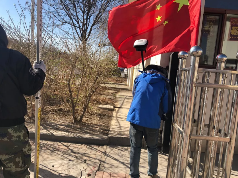 固定更加簡單，直接測量到墻角